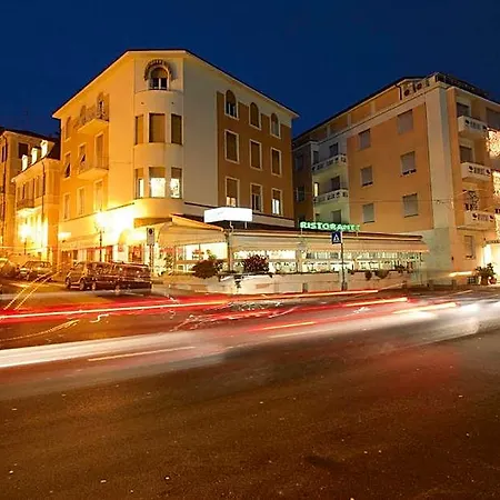 马里内拉酒店 3*
